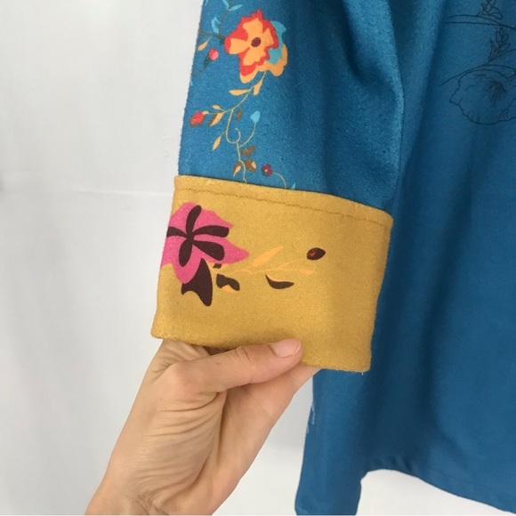 Graphic Abstract Design Women’s Coat Size M - Picture 5 of 10